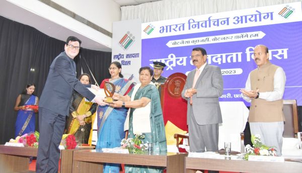 राज्यपाल ने वर्मा को किया सम्मानित
