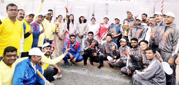 सद्भावना कप क्रिकेट मैच में जिला प्रशासन की टीम बनी चैम्पियन