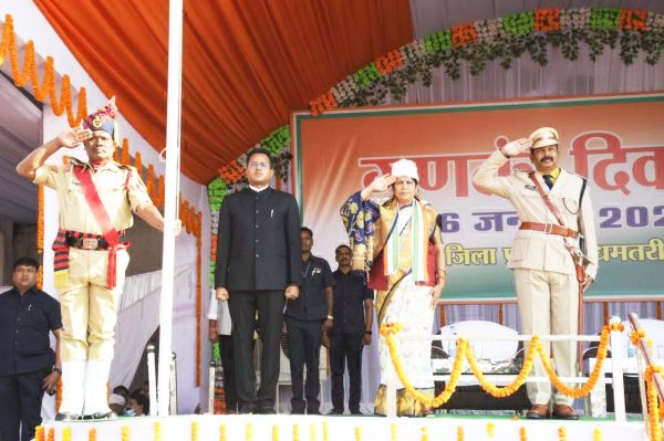 धरसींवा विधायक ने किया ध्वजारोहण