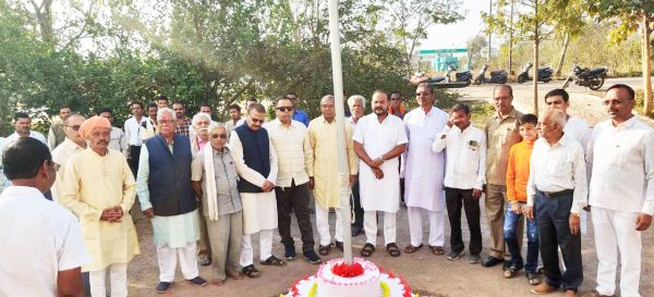 मंडी में अध्यक्ष नीलम ने फहराया तिरंगा, कारोबारी नरेश सम्मानित