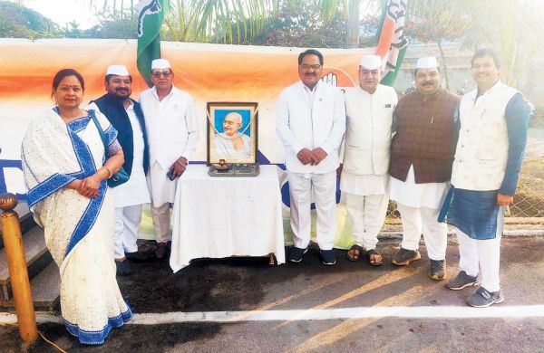 जगह-जगह लहराया तिरंगा