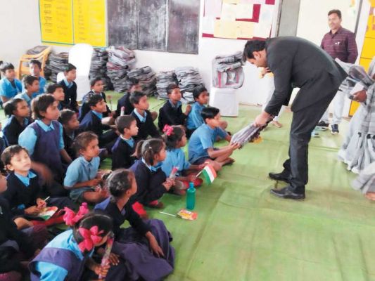 गणतंत्र दिवस पर कलेक्टर-एसपी पहुंचे सांवरा बस्ती के बच्चों के बीच