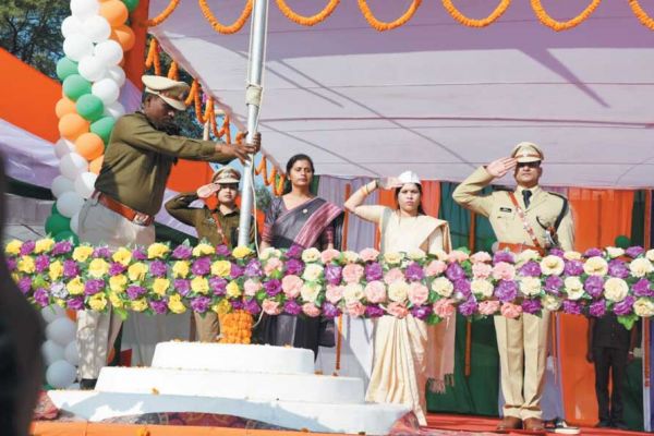 आन बान शान से फहराया तिरंगा, विधायक उत्तरी ने किया ध्वजारोहण