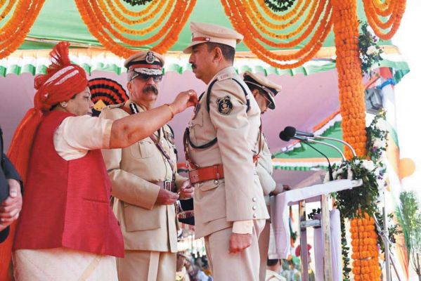 सारंगढ़ एसपी को सराहनीय सेवा पदक
