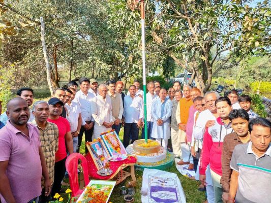 पूर्व सांसद चंदूलाल ने किया ध्वजारोहण