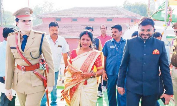 विधायक यशोदा ने किया ध्वजारोहण