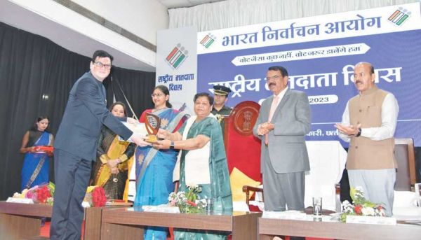राज्यपाल ने वर्मा को किया सम्मानित