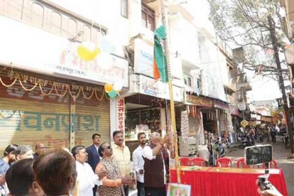 गोलबाजार में विधायक अग्रवाल ने दी बधाइयां