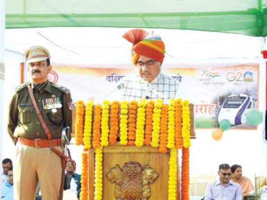 डीआरएम कुमार ने ध्वजारोहण तो मेघा ने कबूतर छोड़े