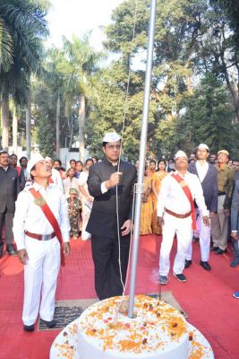 कलेक्टोरेट कार्यालय में कलेक्टर ने किया ध्वजारोहण