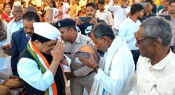 डॉ. डहरिया ने किया ध्वजारोहण, शहीद परिवारों का सम्मान