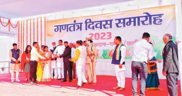 साल्हेवारा टीआई यादव  वीरता पदक से सम्मानित