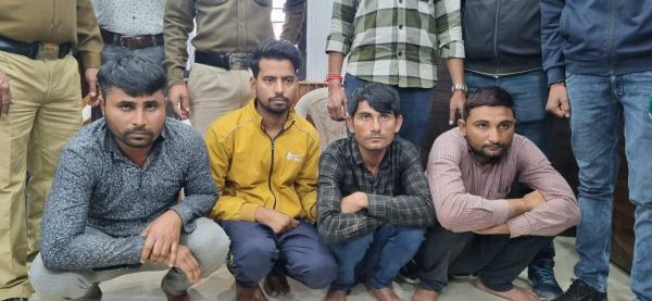 अनहोनी होने का झांसा दे ठगी, यूपी के 4 बंदी