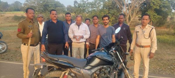 पेट्रोल पंप में लूट, एमपी के 2 बंदी