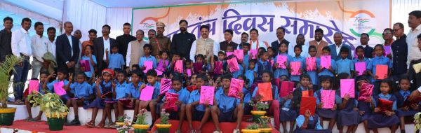 नक्सलगढ़ के बच्चों ने पहली बार देखा गणतंत्र का गौरव
