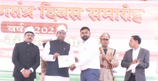 संसदीय सचिव बंजारे ने ध्वजारोहण कर ली परेड की सलामी