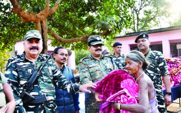 सिविक एक्शन प्रोग्राम, ग्रामीणों को कंबल, कपड़े मच्छरदानी बांटे