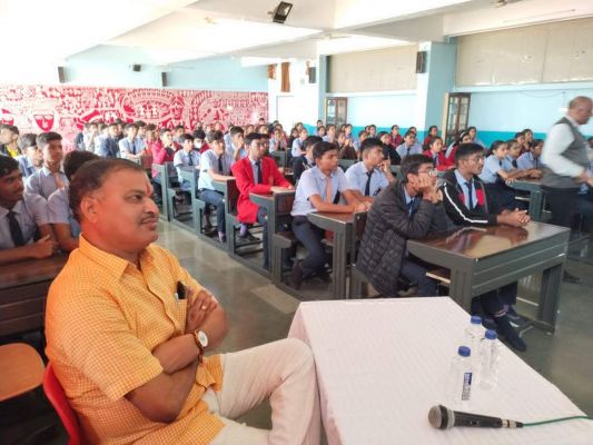 पूर्व सांसद ने छात्रों का किया उत्साहवर्धन
