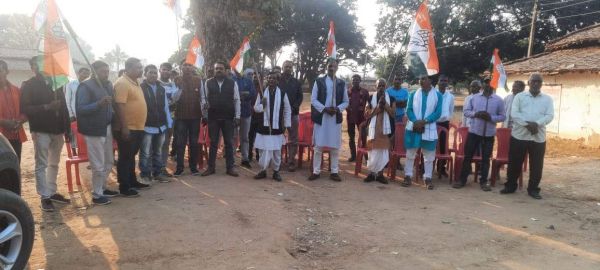 कांग्रेसियों की हाथ से हाथ जोड़ो यात्रा: पहले दिन पंडरीडांड से फुलचुही तक 5 किमी की पदयात्रा