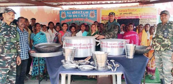 सिविक एक्शन प्रोग्राम: ग्रामीणों को बांटे जरूरत के सामान