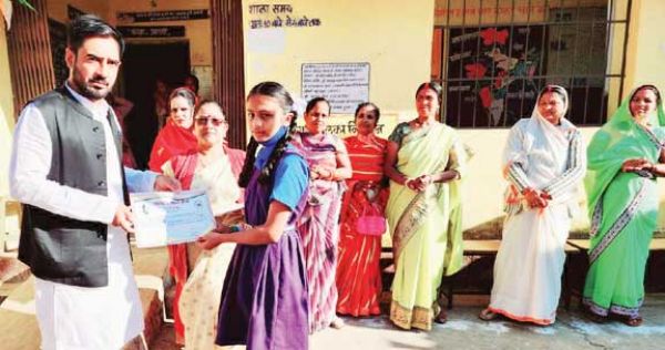 गणतंत्र दिवस पर चित्रकला स्पर्धा, बच्चों को पुरस्कार