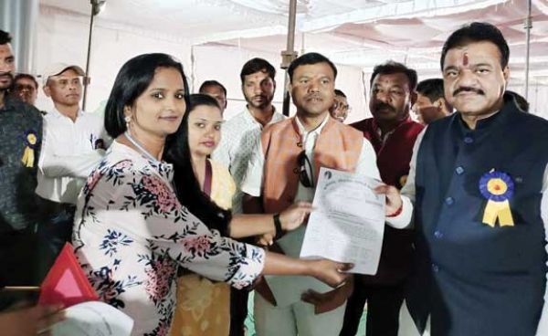 स्टाफ नर्स का पदनाम बदलने सहित मांगों को ले सौंपा ज्ञापन