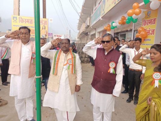 धूमधाम से मनाया गणतंत्र दिवस, जगह-जगह ध्वजारोहण