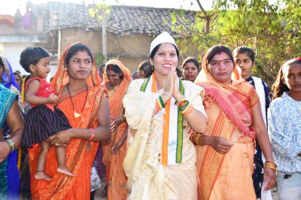 हाथ से हाथ जोड़ो पदयात्रा शुरू   कांग्रेस का हाथ मजबूत करने व विधायक के लिए आशीर्वाद मांगा