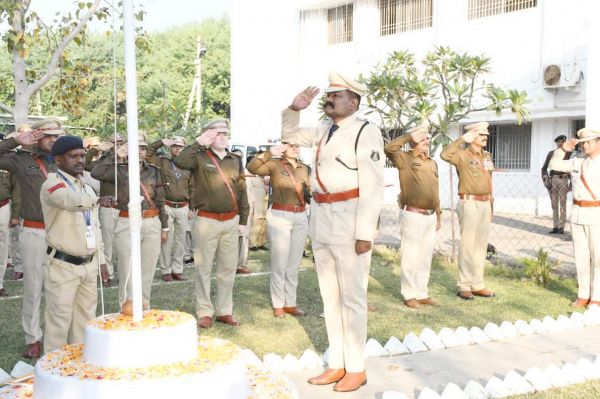 एसपी ठाकुर ने किया ध्वजारोहण