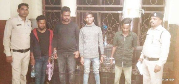 दो मकानों में चोरी, नाबालिगसहित पांच पकड़ाए, लाखों के जेवर बरामद