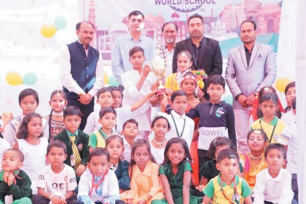 एक्सट्राऑर्डिनरी वल्र्ड स्कूल में गणतंत्र दिवस व बसंत पंचमी