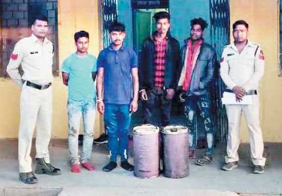 डंपर व पोकलेन ऑपरेटर सहित 4 डीजल चोरी करते पकड़ाए