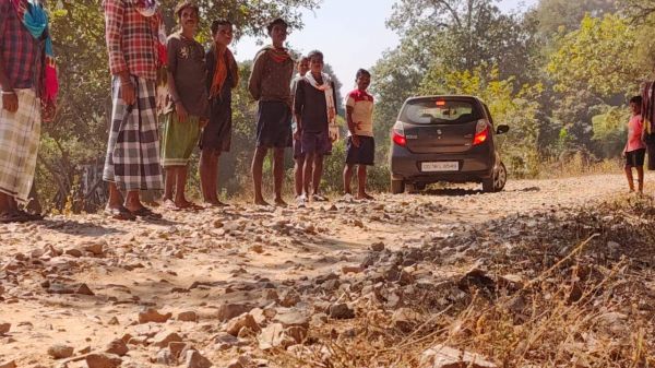 सडक़ नहीं तो वोट नहीं का नारा लगाते मोलसनार के ग्रामीणों ने किया चुनाव बहिष्कार का ऐलान 