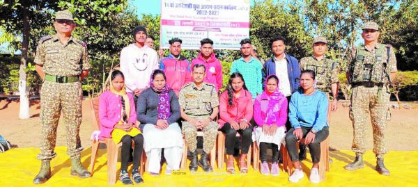 नक्सल प्रभावित इलाके से युवा गोवा रवाना
