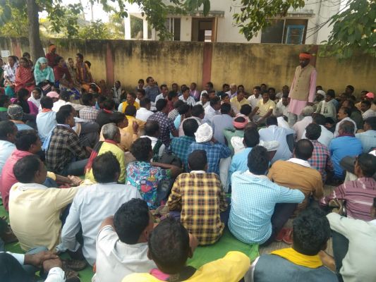 एकलव्य विद्यालय की बदइंतजामी से हताश पालक बच्चों को ले गए घर
