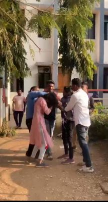 कॉलेज परिसर में दो युवतियों ने चलाए लात-घूंसे, वीडियो फैला