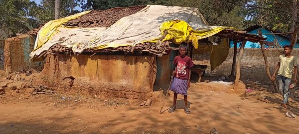 पंचायत प्रतिनिधियों की लापरवाही का खामियाजा भुगत रहा 65 वर्षीय बुजुर्ग, न रहने को है आवास न मिल रहा पेंशन