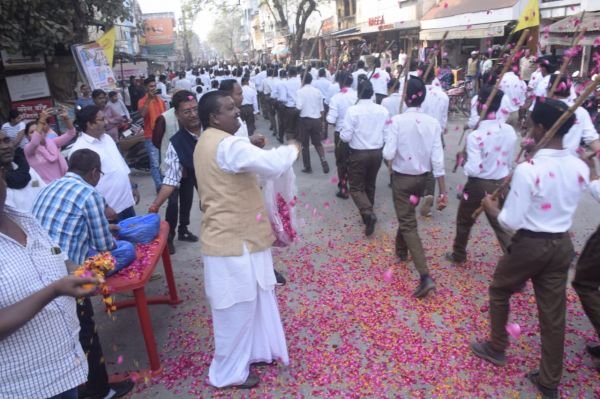 आरएसएस का पथ संचलन, पुष्पवर्षा कर स्वागत
