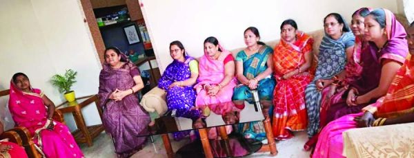 भाजी डबका खाते हुए महिलाओं ने सुनी मन की बात