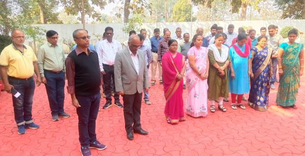 विद्युत कर्मियों ने शहीदों को दी श्रद्धांजलि