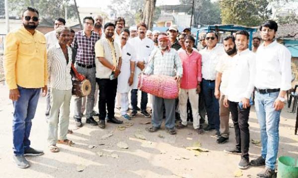 हाथ से हाथ जोड़ो यात्रा, वार्डवासी विधायक को अपने बीच पाकर हुए उत्साहित 