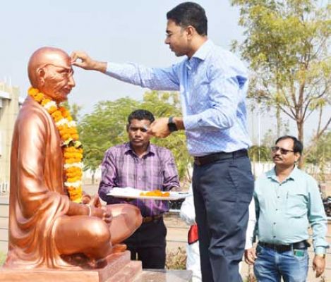 अधिकारी- कर्मियों ने मौन धारण कर राष्ट्रपिता व वीर शहीदों को किया नमन