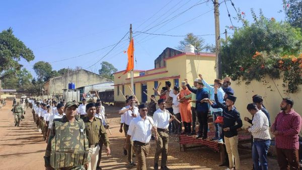 आरएसएस का पथ संचलन, मुस्लिम समाज ने फूल बरसा किया स्वागत