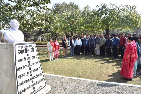 शहादत दिवस पर मौन रखकर दी श्रद्धांजलि