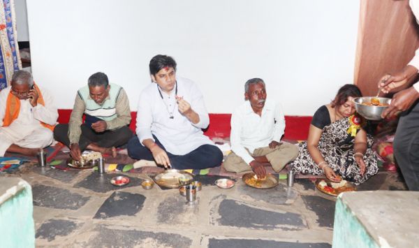 अरसे बाद अभिषेक सक्रिय, मानपुर में रात गुजारी