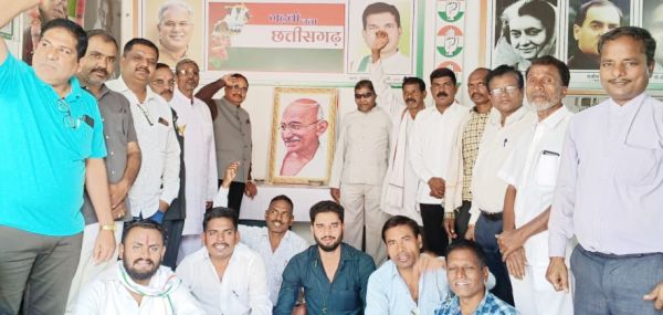 बापू को याद कर कांग्रेसियों ने निकाली हाथ जोड़ो यात्रा 