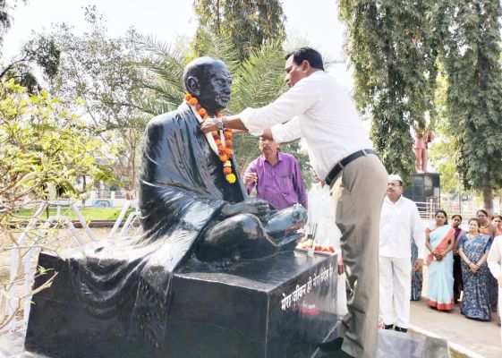 अमर शहीदों को मौन धारण कर दी श्रद्धाजंलि