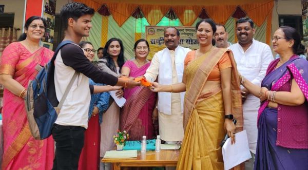 महाविद्यालयीन छात्रों को विधायक कमरो ने किया गणवेश वितरण