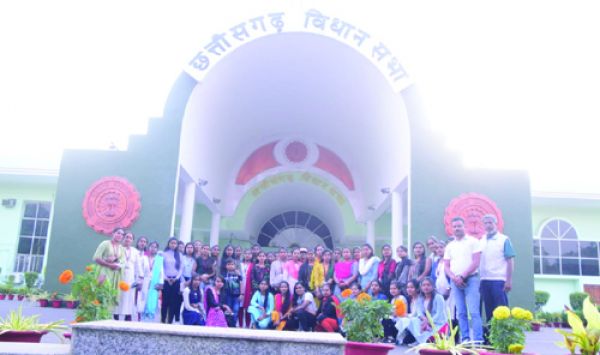 कमला कॉलेज की छात्राओं ने किया विस का भ्रमण