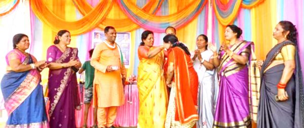 टीम को क्रिकेट सामग्री वितरण